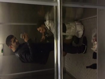 Армянка сосет член пацану в лифте пока они едут а он все снимает на телефон