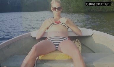 Супруга распустница в очках дрочит влагалище в лодке на озере